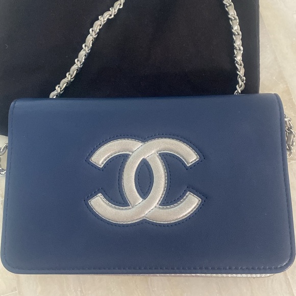 CHANEL cross body tu-tone lambskin wallet on the chain bag, blue and silver - Picture 2 of 16